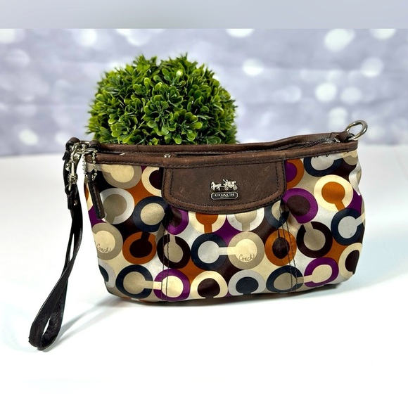 Coach Handbags - 🌱 COACH Purse/wristlet - C Logo - Vintage